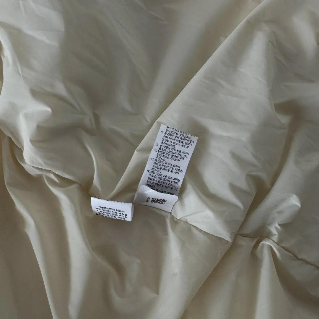 Photographed at home, please do not pass it off as a stolen photo! Style number: Y 68-𝐓𝐡𝐞 𝐍𝐨𝐫𝐭𝐡 𝐅𝐚𝐜𝐞 /F 22 North Face long down jacket Shin Min Ah Same Style ❶Fabric: Made of 100% polyester fiber, dry to the touch, water-repellent fabric. ❷Filling: It is also filled with 80% goose down, and the fluffy and warm effect is very good. ❸Embroidery: Using imported Tajima Embroidery Ten Thousand Needle Embroidery, using imported No. 7 needles and Japanese Queen Embroidery Thread to ensure that each word is full of work and has a clear three-dimensional sense. ❹The zipper is customized by Yoshida YKK original factory, with clear engraving and perfect and smooth texture. Size: XS S M L XL XXL Color: Black White